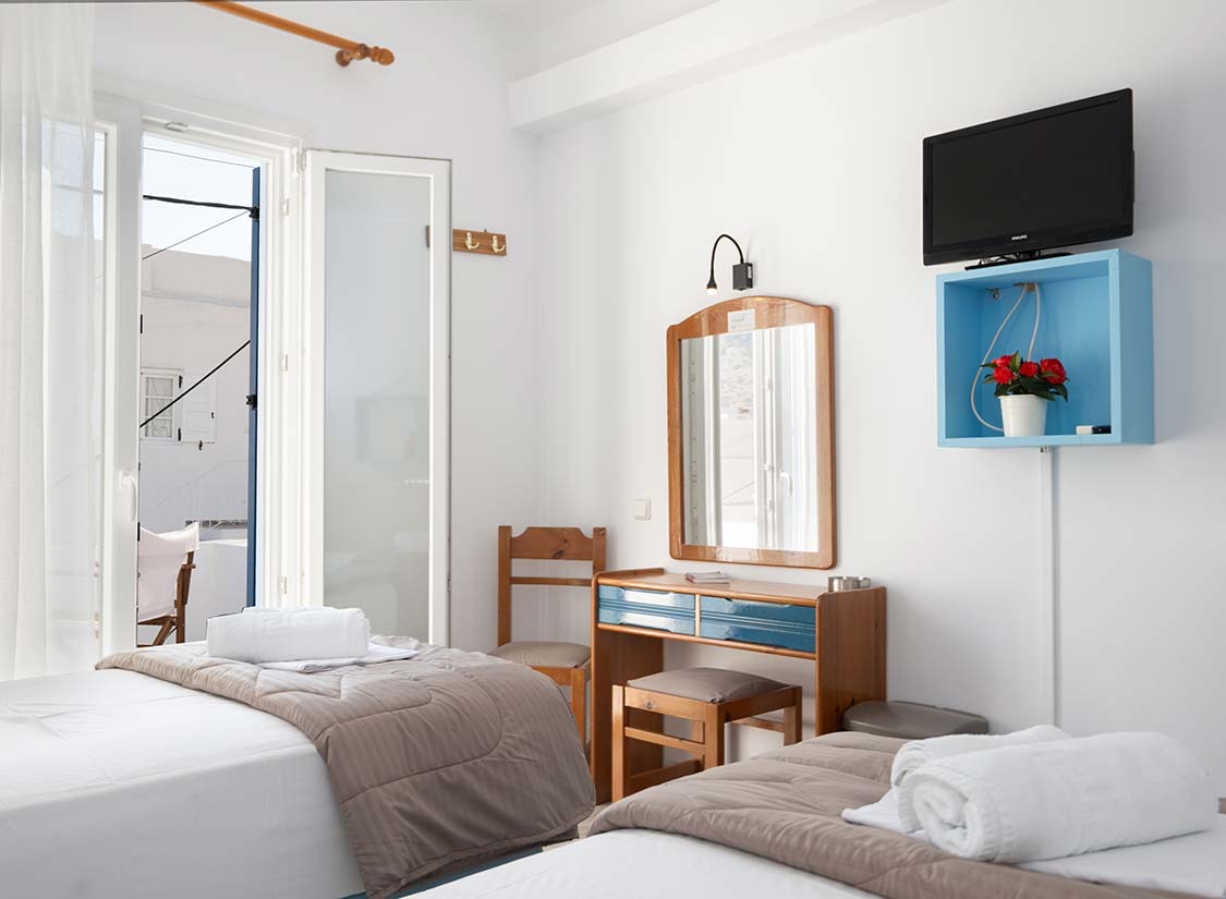 Chambres Steno à Sifnos - Chambre double avec lits simples et vue sur le village