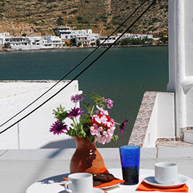 Vue sur la baie et le village depuis une chambre double à Kamares, Sifnos – hébergement près de la mer